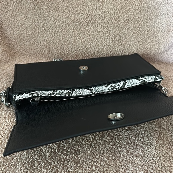 Steve Madden clutch crossbody purse black/snake print with silver chain - Picture 3 of 4